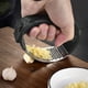 thumbnail image 5 of Fiudx Prensa de Ajo de Acero Inoxidable, Picadora de Ajo de Fácil Manejo, Trituradora de Ajo Duradera con Pelador, Cepillo de Fácil Limpieza Incluido, Mejora La Cocina, Regalo Perfecto para Chefs Cas, 5 of 6