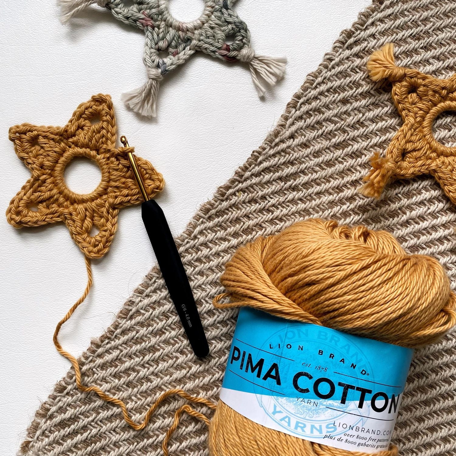 Fil Lion Brand® Pima Cotton Fil moyen/peigné n° 4 de coton , 100g/ 170m, 3-CT