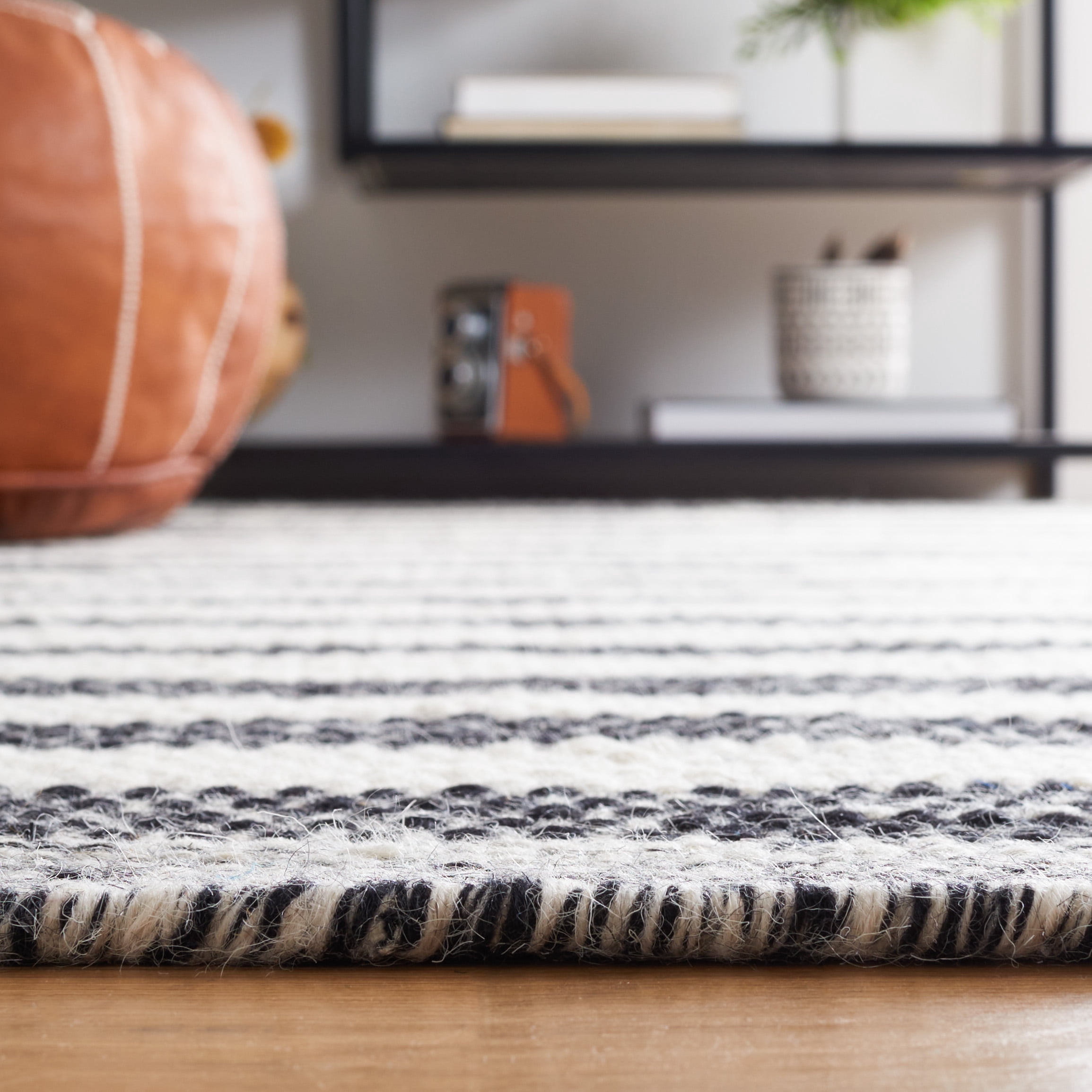 SAFAVIEH Striped Kilim Ulric Striped Area Rug, Black/Ivory, 8' x 10'