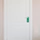 thumbnail image 4 of 4 piezas de letreros colgantes con la frase "No molestar" y "Bienvenido", "Por favor, toque", para el pomo de la puerta, para oficinas en casa, clases y reuniones en línea., 4 of 6
