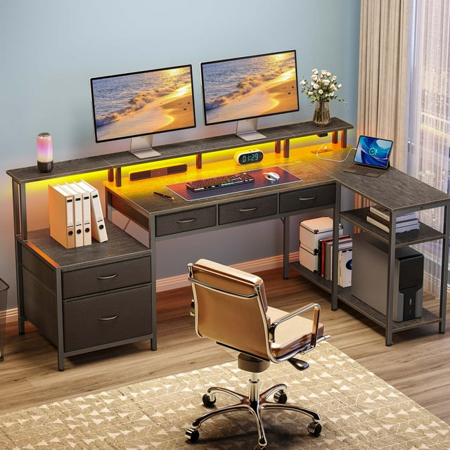 Greenstell Bureau de Jeu Informatique 64 Pouces avec LED, Bureau en L avec Prises et Support pour Moniteur, Bureau de Maison avec Tiroirs de Rangement, Gris