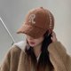 thumbnail image 5 of Gorro de invierno con agujero para cola de caballo para hombre y mujer, gorra de béisbol de lana de cordero con letras Cien R para viajes al aire libre, protección cálida para los oídos, 5 of 7