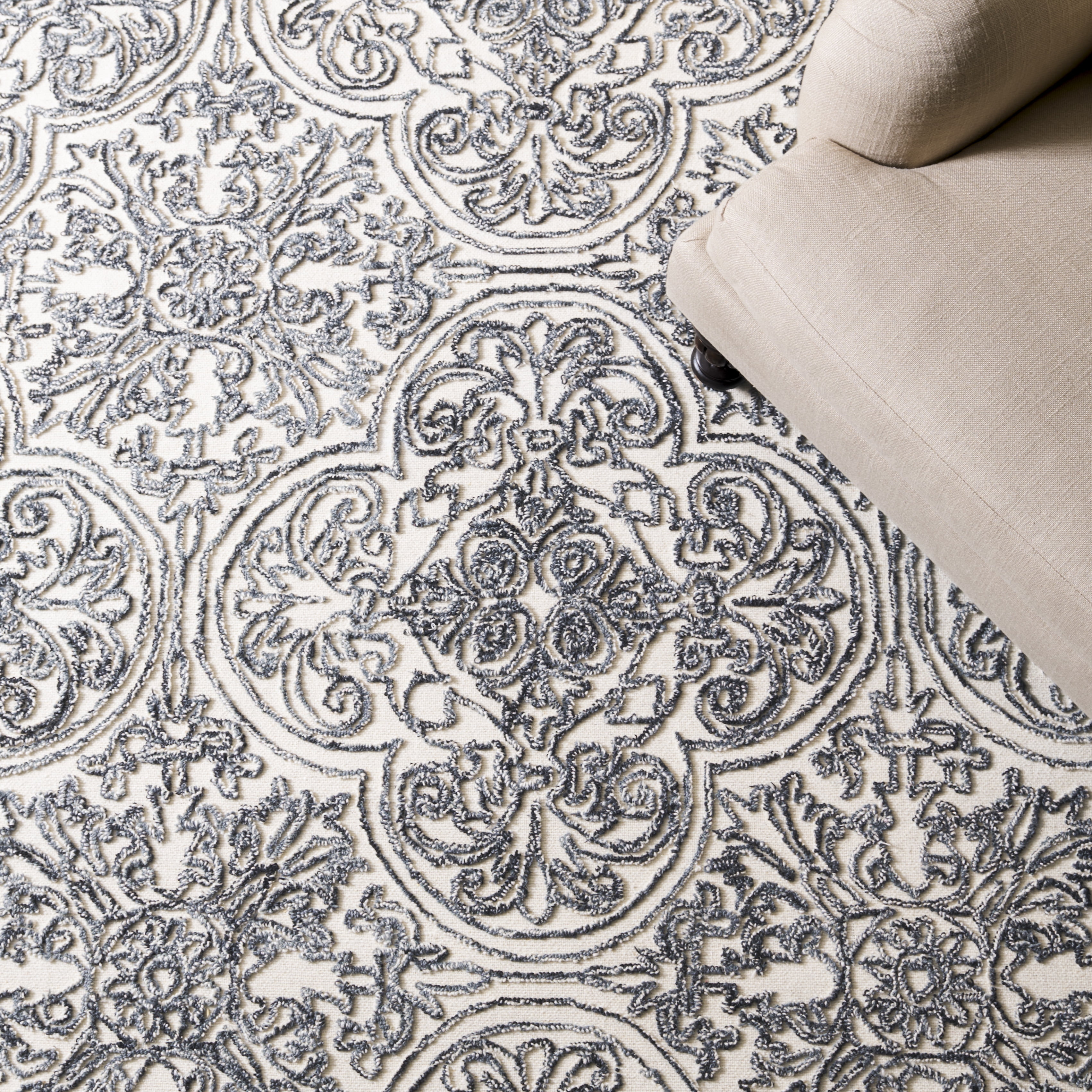 Safavieh Martha Stewart Trace Justina Floral Area Rug, Ivory/Black, 4' x 6'