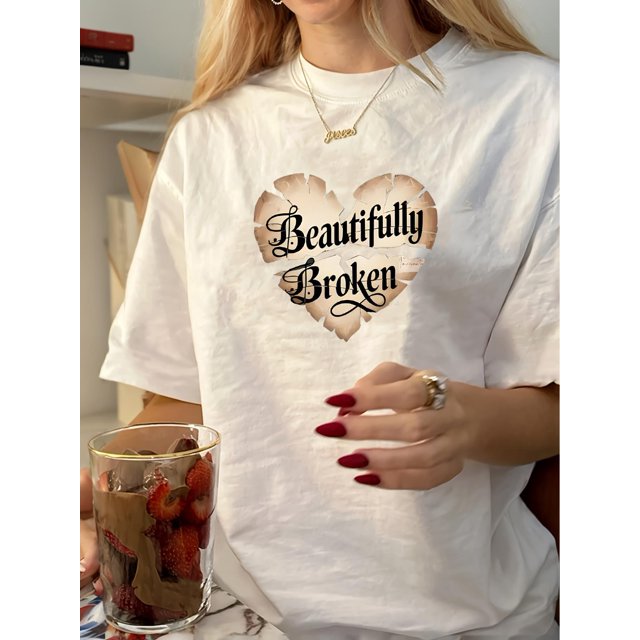 T-Shirt Graphique Vintage pour Femmes "Beautifully Breaked" avec Cœur - Col Rond Décontracté, Manches Courtes, Polyester, Lavable en Machine, Haut d'Été, Haut d'Été Décontracté Haut Imprimé Audacieux Tissu Polyester