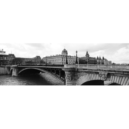 Pont Notre Dame Over Seine River Palais De Justice La Conciergerie