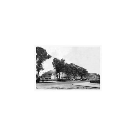Metropolitan Museum Art Catalog Metropolitan Museum of Art Partially Blocked By Trees On Fifth Avenue Print (Unframed Paper Print 20x30) ()