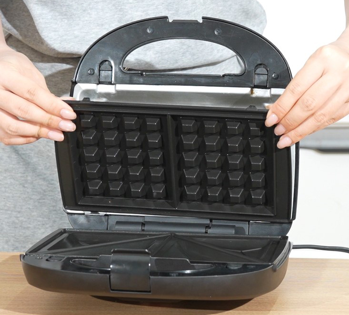 Mainstays 2-Slice Waffle and Sandwich Maker, 750W photo 5