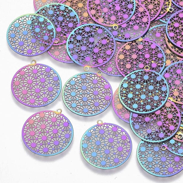 5 colgantes planos redondos de acero inoxidable 201 con filigrana y detalles metálicos grabados en colores del arcoíris.