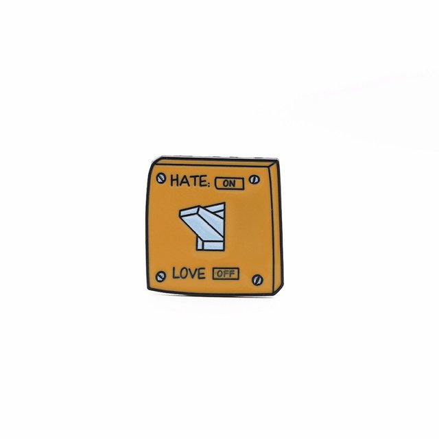 Broche con diseño de dibujos animados con forma de interruptor con la inscripción «Hate On Love Off»