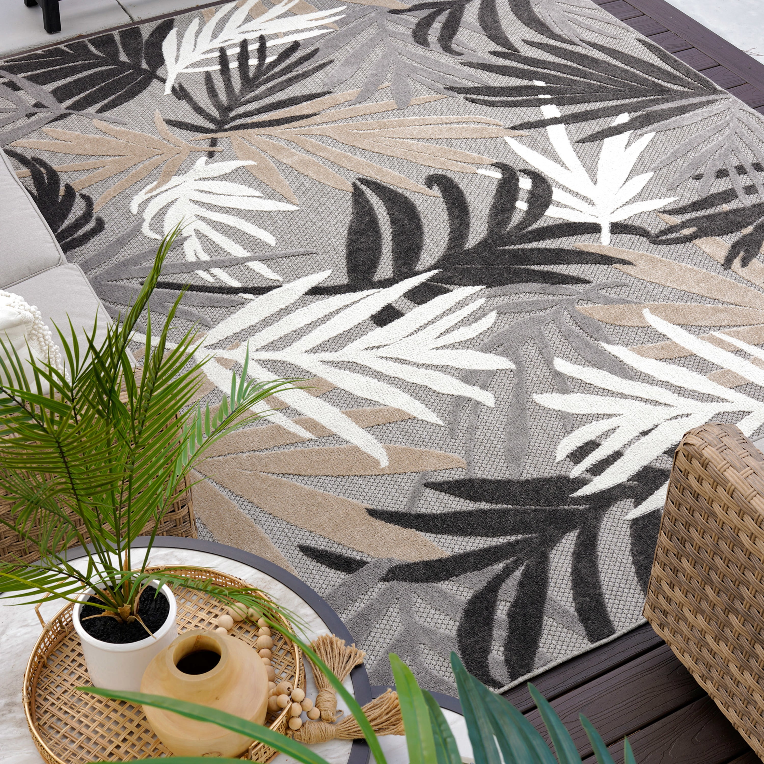 Oasis Modern Floral Gray and Beige Polypropylene Indoor Outdoor Area Rug, 7'x9' Rectangle