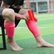 thumbnail image 3 of Espinilleras de fútbol | Protectores de piernas y pies enchufables para adultos y jóvenes | Acolchado grueso de EVA | Protección de doble capa | Equipamiento deportivo ligero | 1 par | 18x10cm |, 3 of 4
