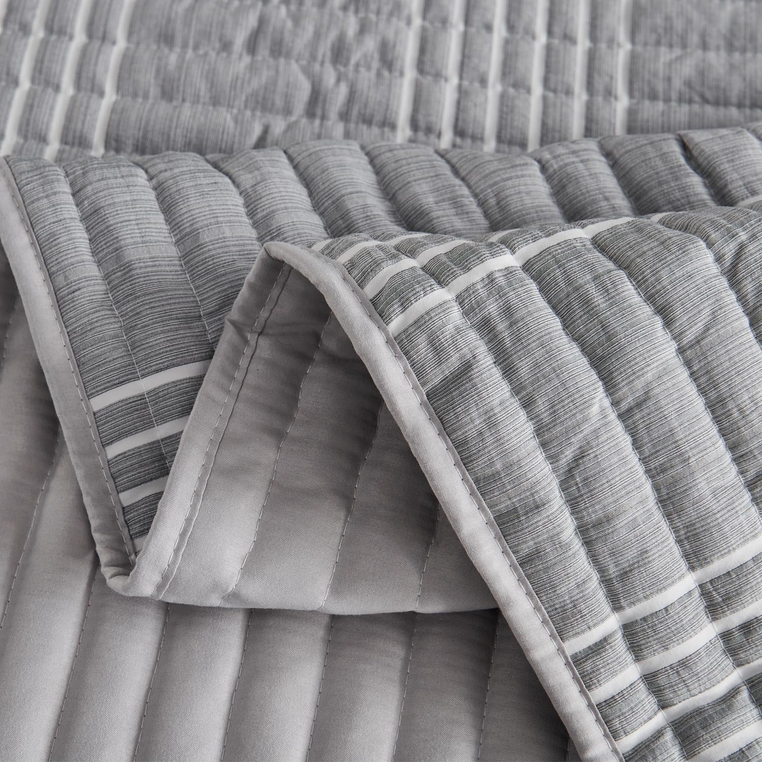 Ezynyte 3 Piece Oversized King Size Striped Quilt Set Lightweight Bedding Set Reversible Bedspread Coverlets for All Seasons