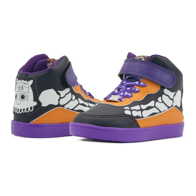 tenis edición especial bubble gummers día de muertos 14-23 negro 22 par de tenis bota fluorescente negro y morado con acentos naranja, vista 3/4 frontal, bota alta con correa de velcro y cordones planos morados, suela morada, puntera reforzada, estampado lateral de calavera y huesos, forro interior acolchado morado; fondo blanco, uso escolar y recreativo sugerido.
