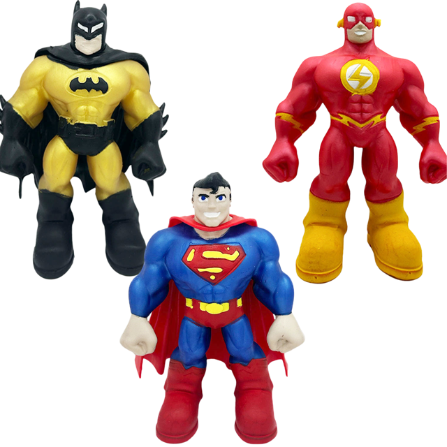 muñeco elástico de goma lup toys batman superman flash set surtido de tres figuras de acción DC en plástico: Batman negro y amarillo con capa, Superman azul y rojo con escudo S, Flash rojo y amarillo; figuras que se estiran y regresan a su forma original, edad >3, marca Lup Toys. A menudo se usan también para juegos de colección y exhibición en estantes infantiles.