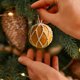 thumbnail image 4 of Adornos Navideños De Plástico Paquete De 1 Adorno Navideño De Jengibre Con Purpurina Para Colgar En El Árbol De Navidad, Marrón, 8x8cm Rkxzt, 4 of 9