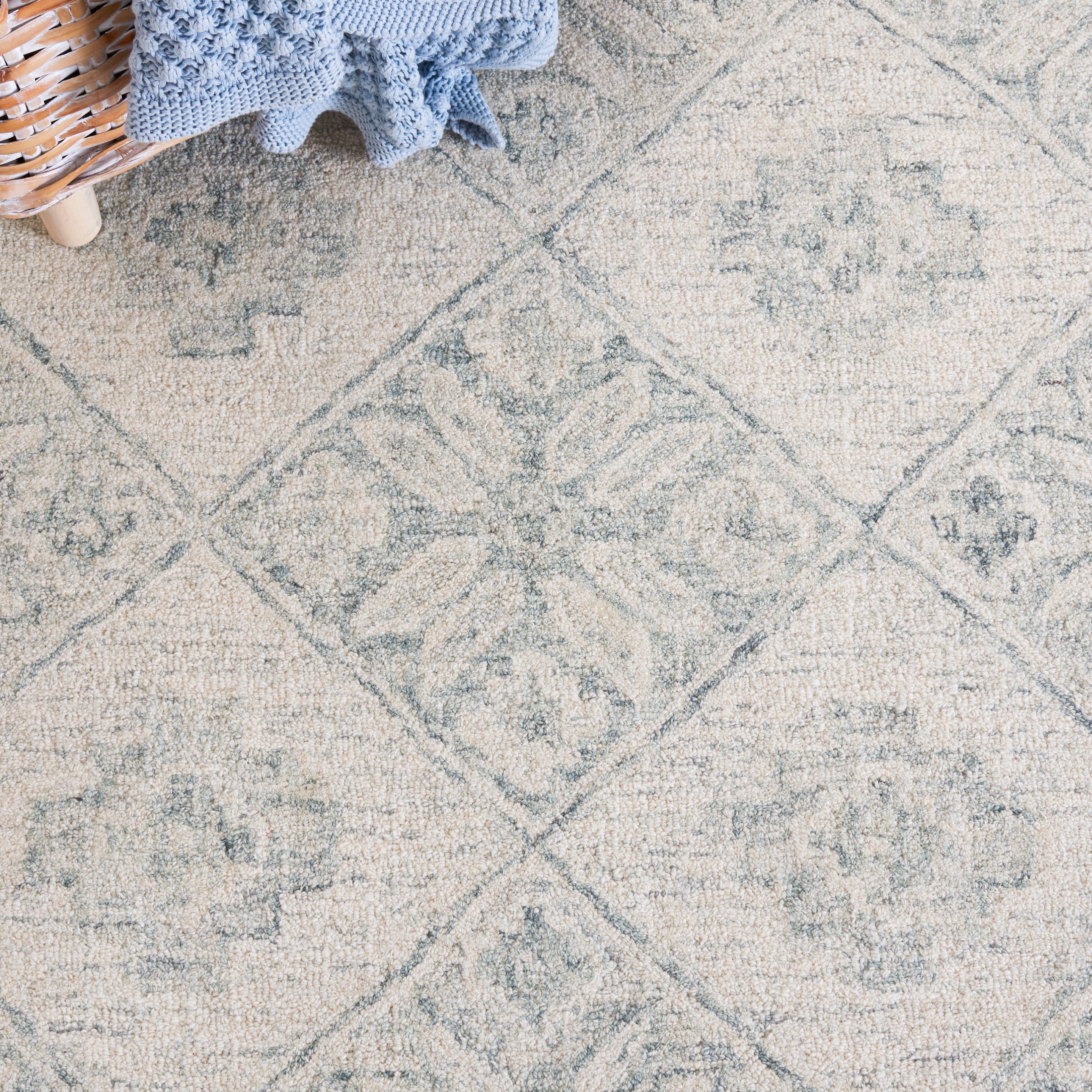SAFAVIEH Martha Stewart Tufted Diamond Area Rug, Ivory/Light Blue, 5' x 8'