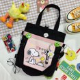 thumbnail image 1 of Bolso de lona con diseño de Snoopy, bonito y moderno bolso de mano tipo mensajero para estudiante, bolso de hombro unisex con dibujos animados, bolso de tela, regalo para pareja con colgante, 1 of 4