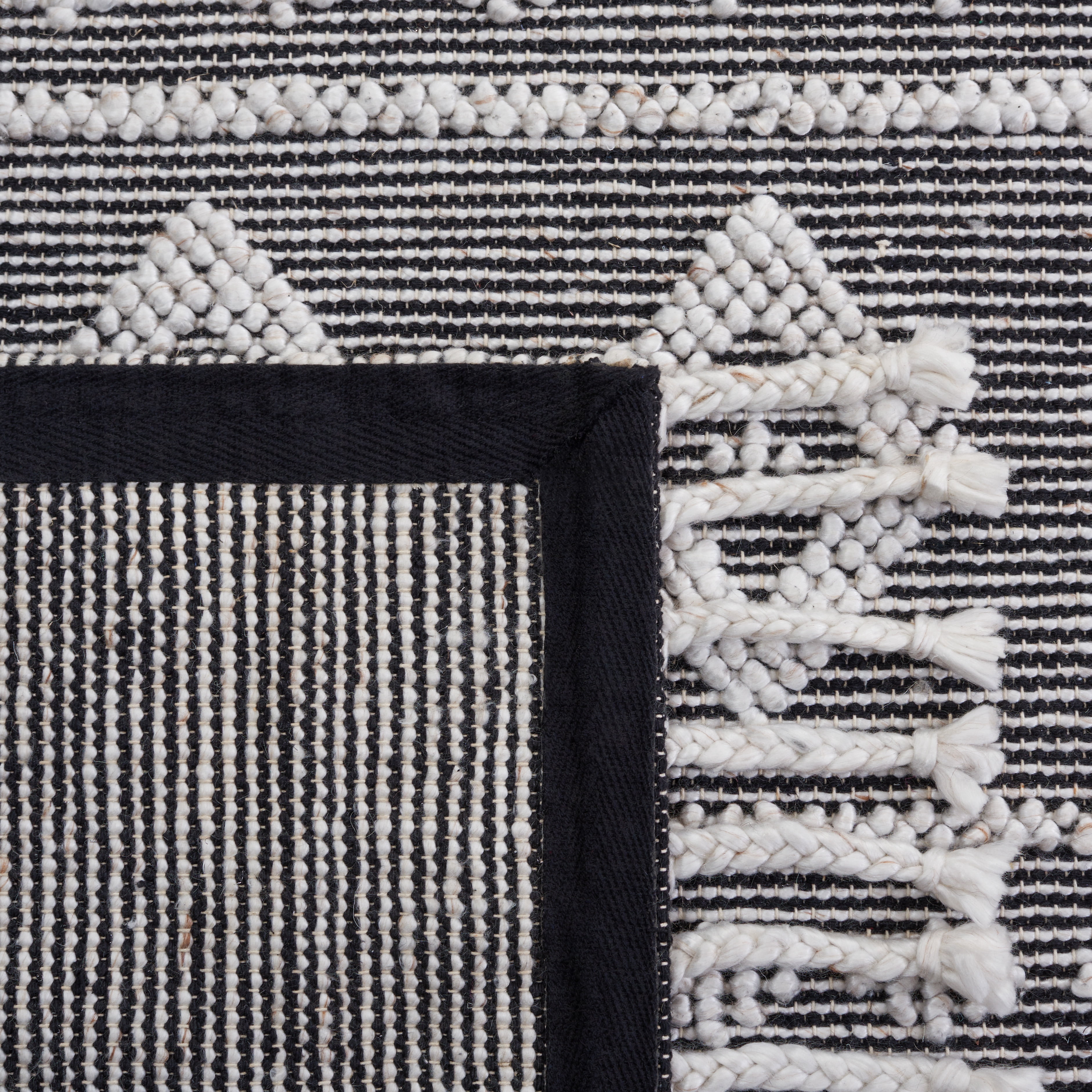SAFAVIEH Natura Darell Southwestern Area Rug, Silver, 5' x 8'