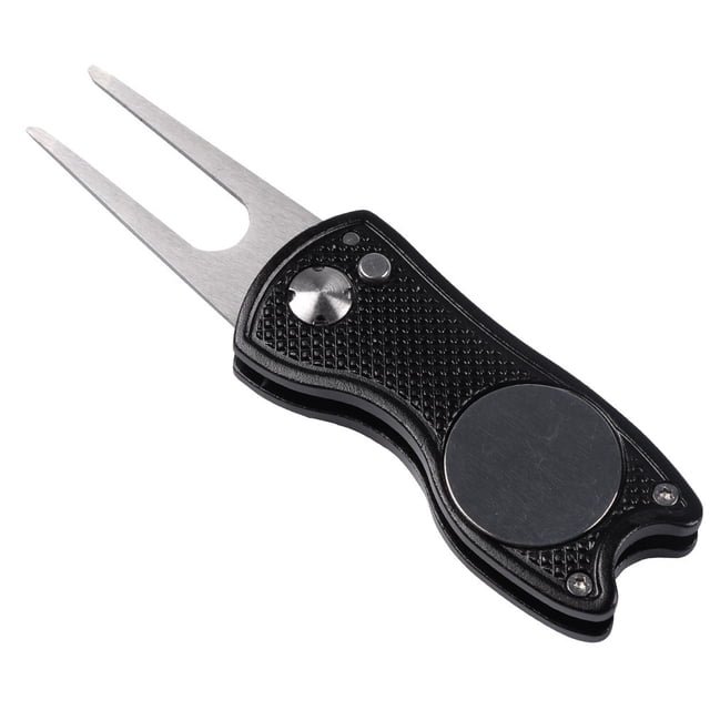 herramienta plegable de reparación de divots de golf con marcador de pelotas de golf plegable, vista 3/4 con horquilla de acero inoxidable CR13 desplegada, mango negro texturizado y marcador circular metálico; longitud total 11,6 cm, usada para reparar marcas en el césped y fácil de transportar.