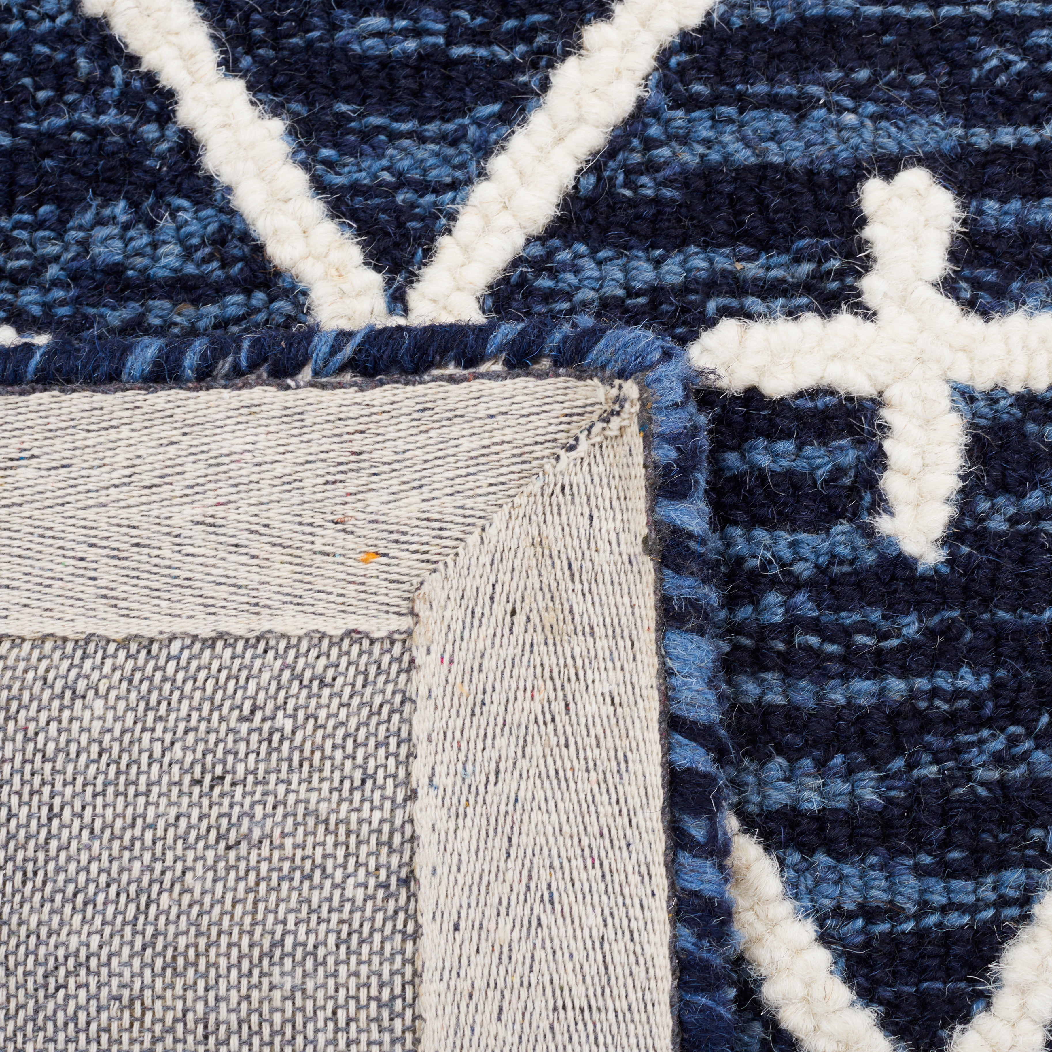 SAFAVIEH Metro Fletcher Medallion Area Rug, Navy/Ivory, 5' x 8'