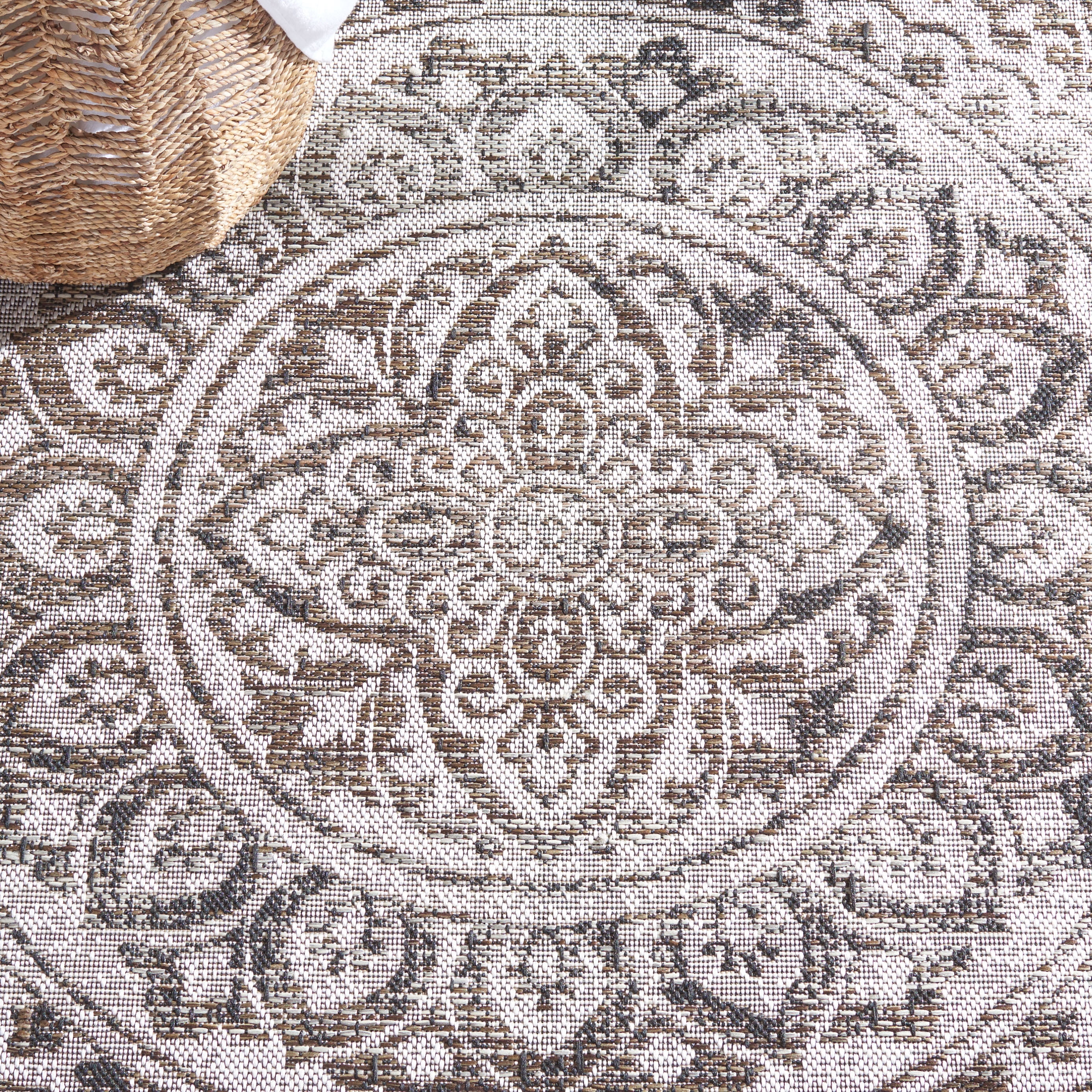 Safavieh Havana Amable Medallion Indoor/Outdoor Area Rug, Light Brown/Black, 4'5" x 6'5"