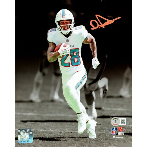 De'Von Achane Autographed 8x10 Photo Miami Dolphins Spotlight Beckett BAS Witness 221543