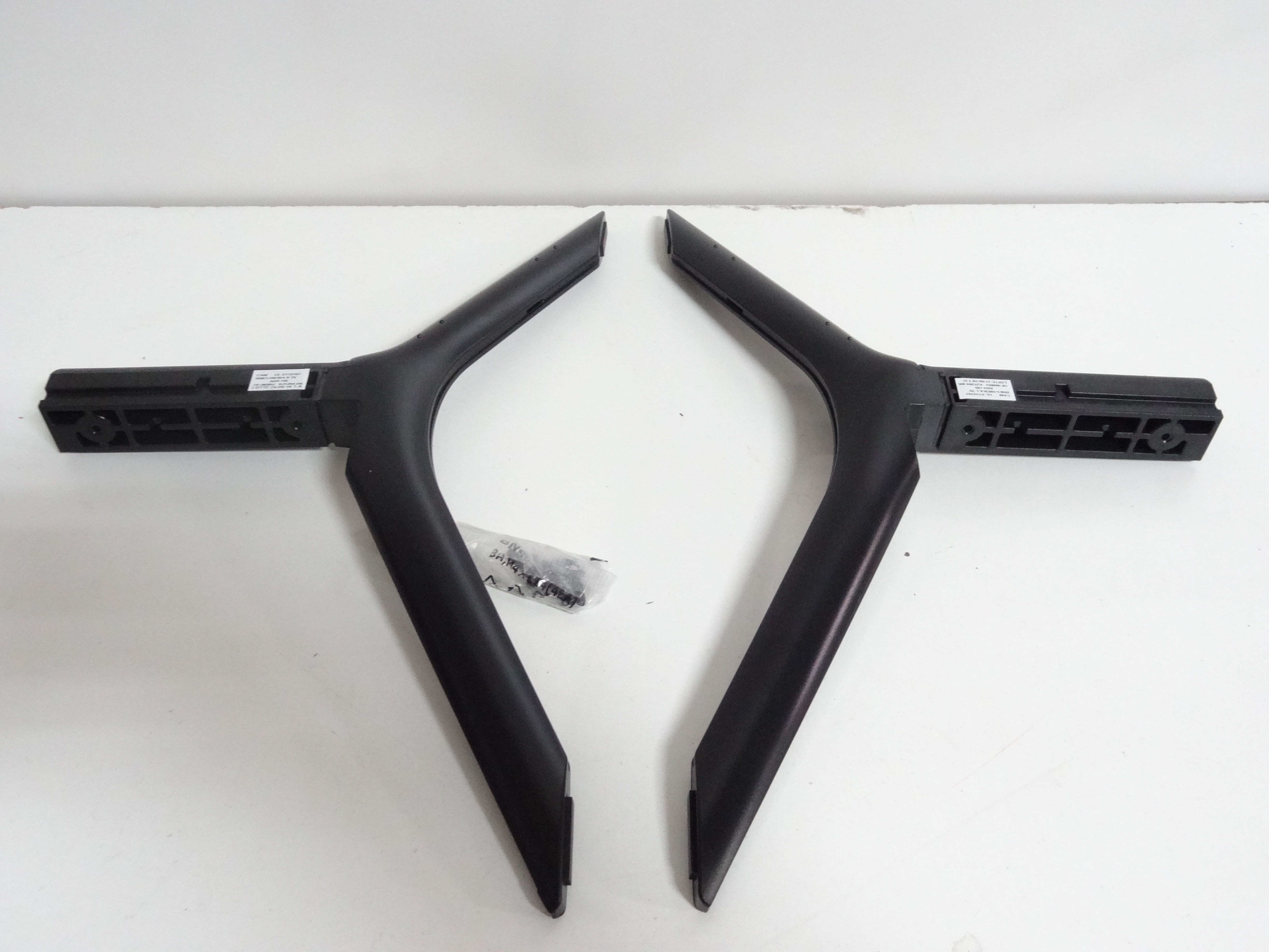 Samsung QN75Q60RAF QN75Q6DRAF Stand Legs W/Screws NEW(BN9649092A BN96