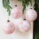 thumbnail image 4 of Juego de bolas navideñas antiguas de 8 cm para colgar en el árbol con estilo vintage. 12 adornos colgantes en caja para decoración navideña y regalos., 4 of 7