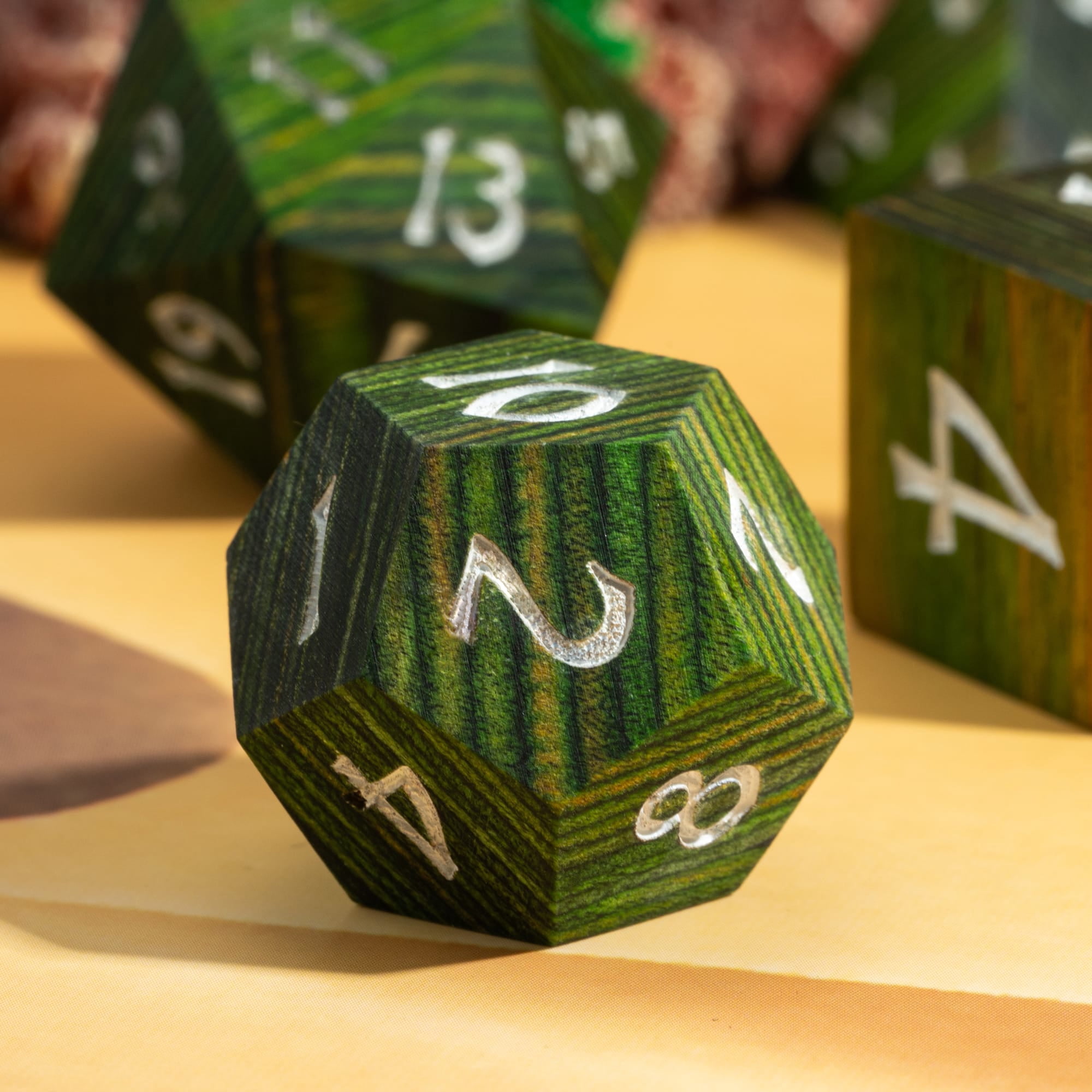 Cusdie 7Pcs/set Wooden DND Dice D&D Wood Dice D4 D6 D8 D10 D% D12 D20 Polyhedral Games Dice Set for Table Games MTG RPG