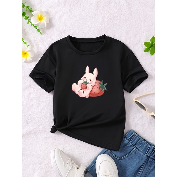 1 camiseta informal de verano para niños, con estampado de conejito de fresa, de poliéster transpirable, de manga corta, cuello redondo y ligeramente elástica, corte holgado.