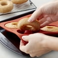 thumbnail image 4 of Donut Pans Wilton, silicona antiadherente apta para uso alimentario, juego de 2, 4 of 7