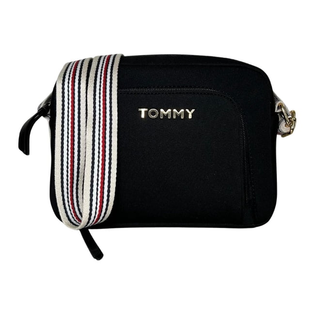bolso crossbody tommy hilfiger, bandolera, logo, th. Bolso cruzado negro rectangular con logo TOMMY en letras doradas en el frente, correa ancha ajustable con rayas tricolor de la marca y herrajes dorados, cierre exterior y dos compartimentos interiores (uno con cierre y otro deslizable); 19 x 25 x 8 cm.