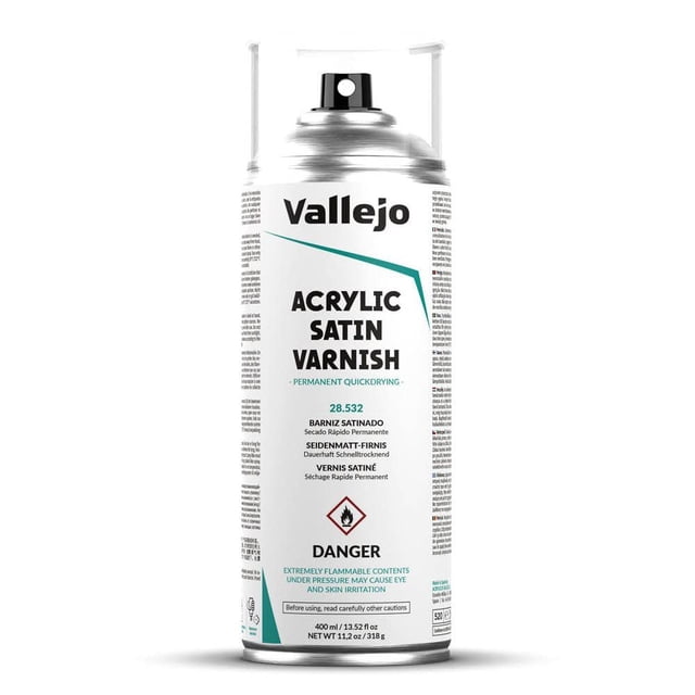 barniz acrílico satinado en aerosol vallejo 400 ml scratch-resist frasco cilíndrico frontal con la marca Vallejo en la parte superior, texto grande "ACRYLIC SATIN VARNISH", boquilla negra y anillo superior que muestra color; etiqueta con advertencias y texto de uso, envase metálico blanco sobre fondo neutro; indicado para proteger modelos y miniaturas según la etiqueta y a menudo usado para acabados en proyectos de hobby.