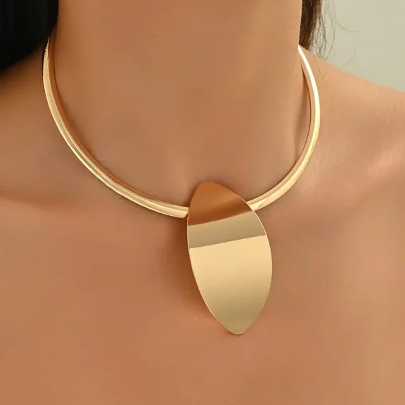 Bohemian Chic Golden-Tone Metal Geometric Choker for Women - Bold Leaf Pendant Necklace Modern Jewelry