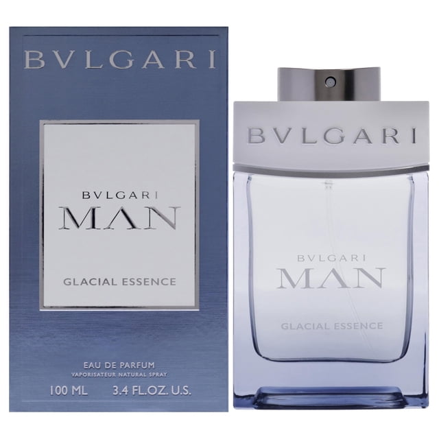 perfume bvlgari man glacial essence eau de parfum para hombre, 100 ml Frasco rectangular de vidrio transparente con líquido azul pálido y tapa plateada grabada BVLGARI, colocado junto a su caja azul marino con el texto BVLGARI MAN Glacial Essence y 100 ml. Su tamaño compacto lo hace adecuado para llevar en viajes cortos.
