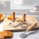 thumbnail image 4 of Molde para ravioles con rueda rodante, molde para pasta con mango de madera y borde estriado, cortador de ravioles y almohadilla de prensa, para pasta, ravioles, lasaña (juego de 3 con cortador de galletas) Excelente Rendimiento ER000051SX, 4 of 5