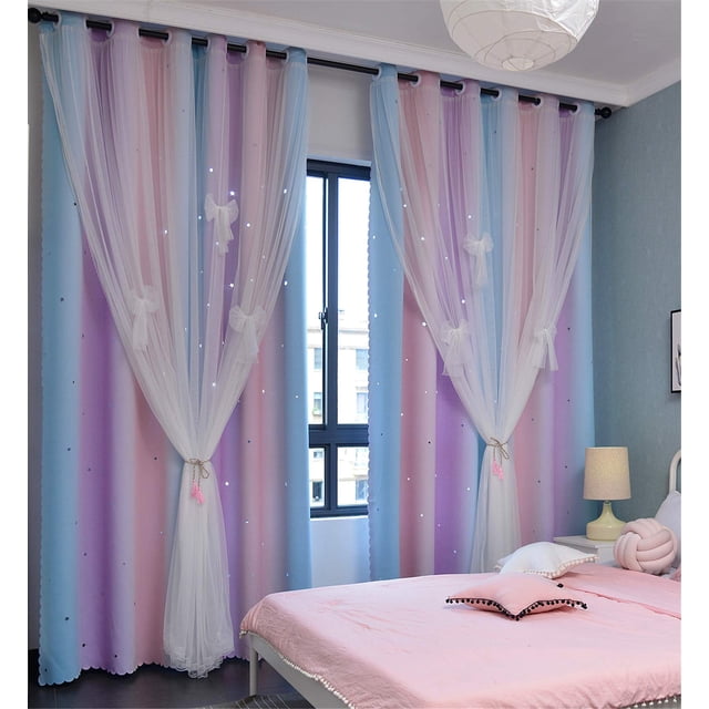 cortinas yancorp para dormitorio de niñas y habitación infantil, 183 cm de longitud Panel de 52 pulg. de ancho con doble capa: trasera opaca en degradado rosa‑lila‑azul y capa exterior de tul blanco con cortes de estrellas huecas que brillan con la luz; ojales visibles en la barra, lazos de mariposa desmontables y recogedores; vista frontal de ventana en habitación infantil con cama rosa.