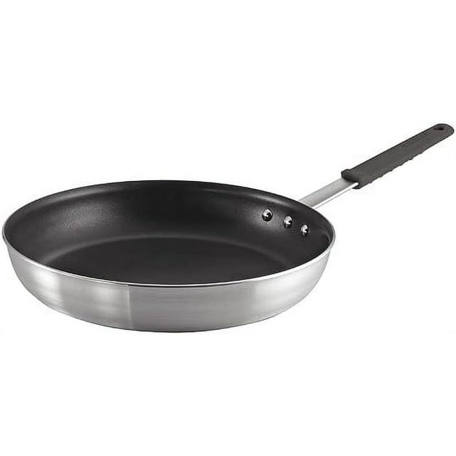 Tramontina Professional Fusion Poêle à Frire Antiadhésive de 14 Pouces, une Poêle en Aluminium de Forte Épaisseur avec Revêtement Antiadhésif Renforcé et Intérieur Sans Rivets. Dotée d'Une Poignée en Acier Inoxydable Coulé avec Poignée en silicone Amovible et Fini Gris. Idéale pour la Friture, le Sauté et la Saisie, Va au Lave-Vaisselle et au Four jusqu'à 400 °F avec la Poignée en silicone Ou 500 °F Sans. Convient aux Cuisines Professionnelles et Domestiques, compatible avec les Plaques de Cuisson au Gaz, Électriques et en Céramique-Verre.