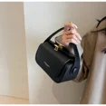 thumbnail image 2 of Sac d'Épaule Noir Classique pour Femmes, Sac Bandoulière Rétro Polyvalent Carré, 2024, Nouveau, Grande Capacité, Sacs à Main à Rabat en Cuir Texturé, 2 of 5
