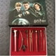 thumbnail image 5 of 2025 Conjunto de marcadores de túnicas mágicas de Harry Potter, Hermione y Ron, caja de pin, monedas de Hogwarts, insignia de metal, búho, Quidditch, juguetes de las Reliquias de la Muerte, 5 of 5