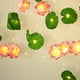 thumbnail image 5 of Guirnalda de luces LED con flores para estanque - 20 luces LED a pilas con 5 flores y hojas | 2 m (6,6 pies) impermeables, ideal para decoración interior y exterior, fiestas, bodas y el hogar, 5 of 6