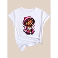 thumbnail image 2 of Camiseta de manga corta con cuello redondo que presenta un estampado de una niña con una chaqueta rosa y las manos en los bolsillos, con un estilo informal y moderno. Top deportivo de ocio., 2 of 7