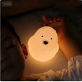 thumbnail image 4 of Luz nocturna USB de silicona con forma de oso blanco para dormitorio infantil | Bonita lámpara de noche LED con enganche a presión y carga USB para dormir y la guardería., 4 of 5