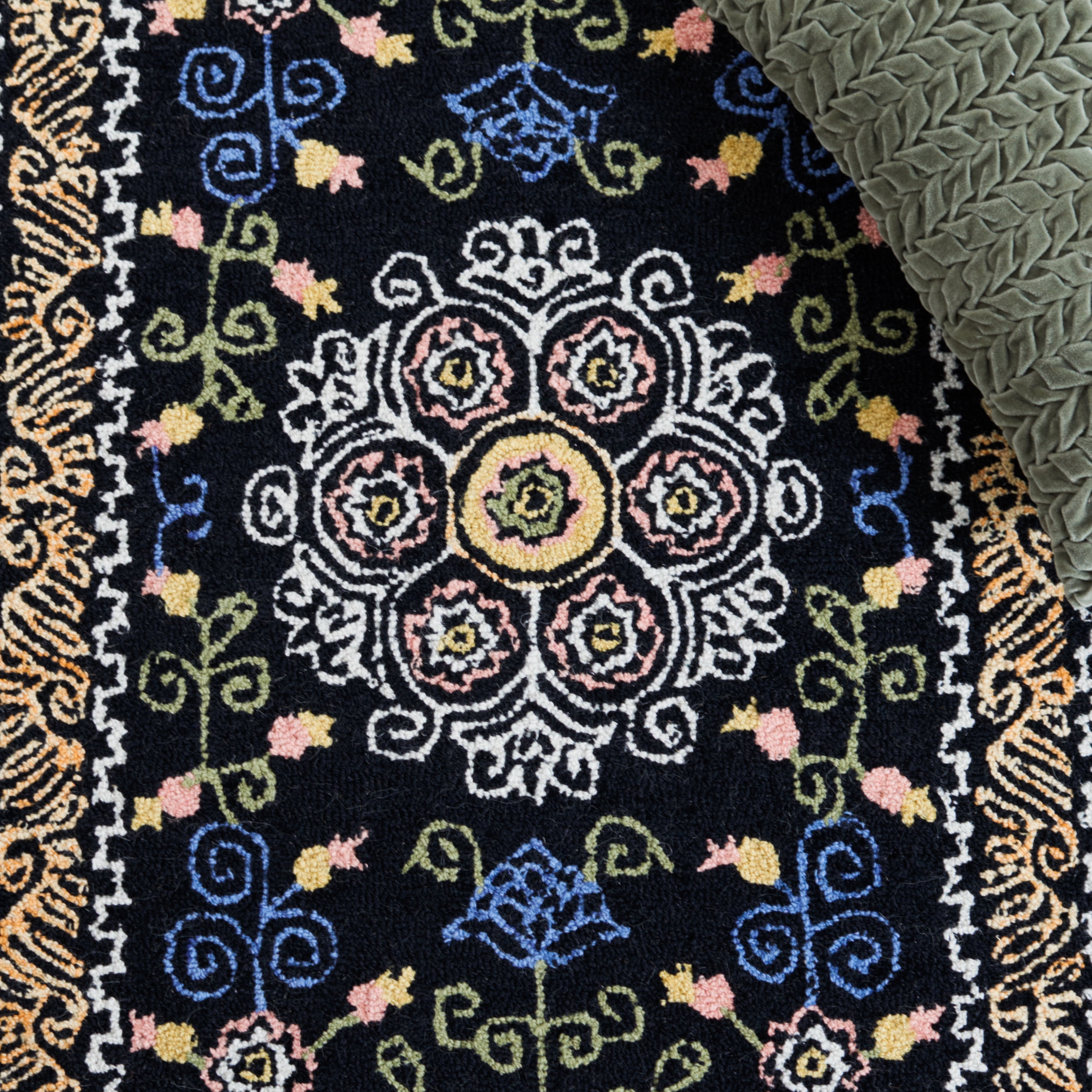 SAFAVIEH Micro-Loop Shanelle Floral Area Rug, Black/Green, 6' x 9'