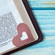 thumbnail image 1 of Marcapáginas de cuero con forma de corazón hecho a mano | Marcapáginas de lectura personalizado con funda de terciopelo | Regalo para amantes de la lectura, lectores y estudiantes, 1 of 5