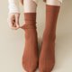 thumbnail image 4 of Calcetines hasta la pantorrilla para mujer, transpirables, de alta elasticidad, absorbentes del sudor, suaves, de color liso, gruesos y cálidos, para otoño e invierno., 4 of 8