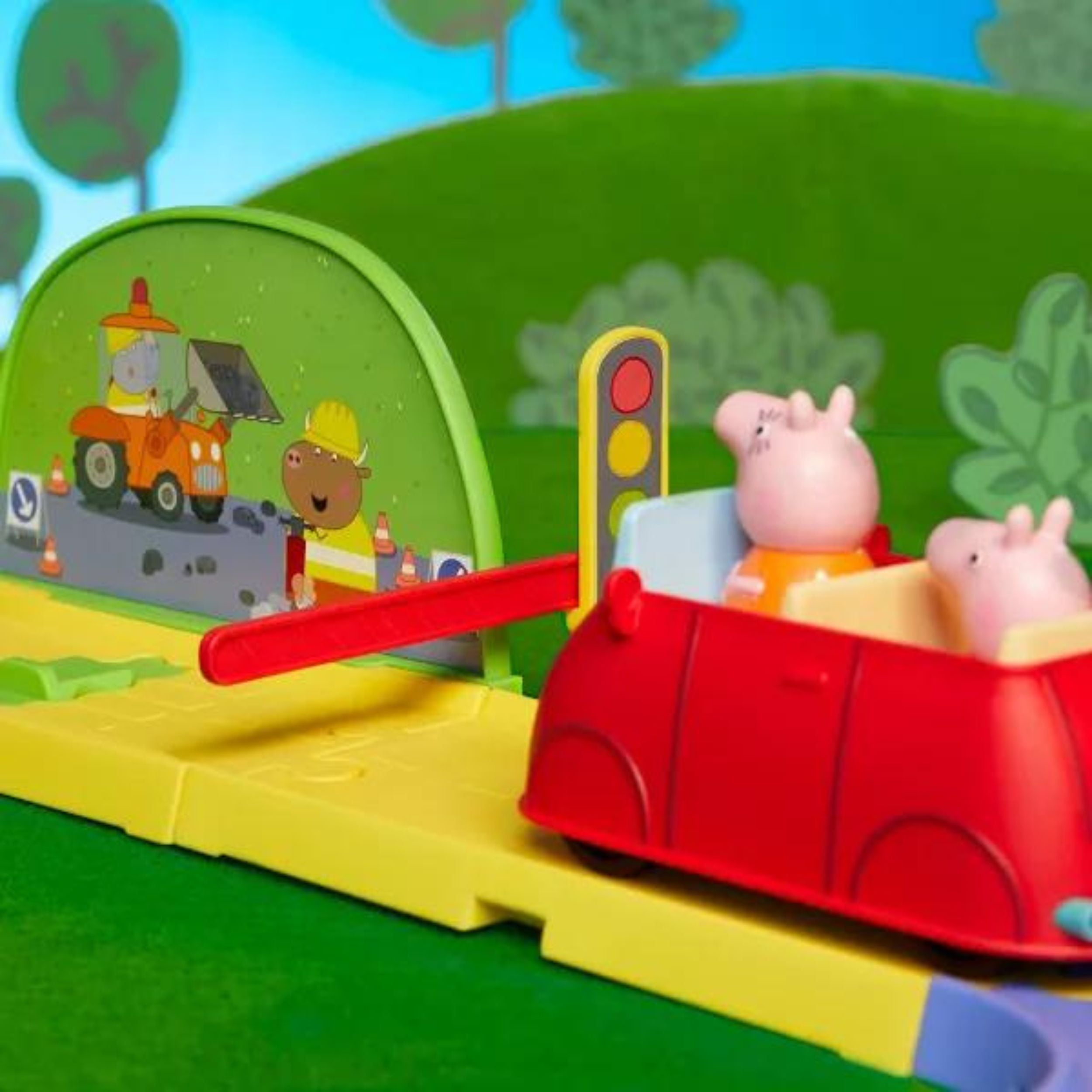 Peppa Pig All Around Peppa's Town Set with Adjustable Track Aged 3+