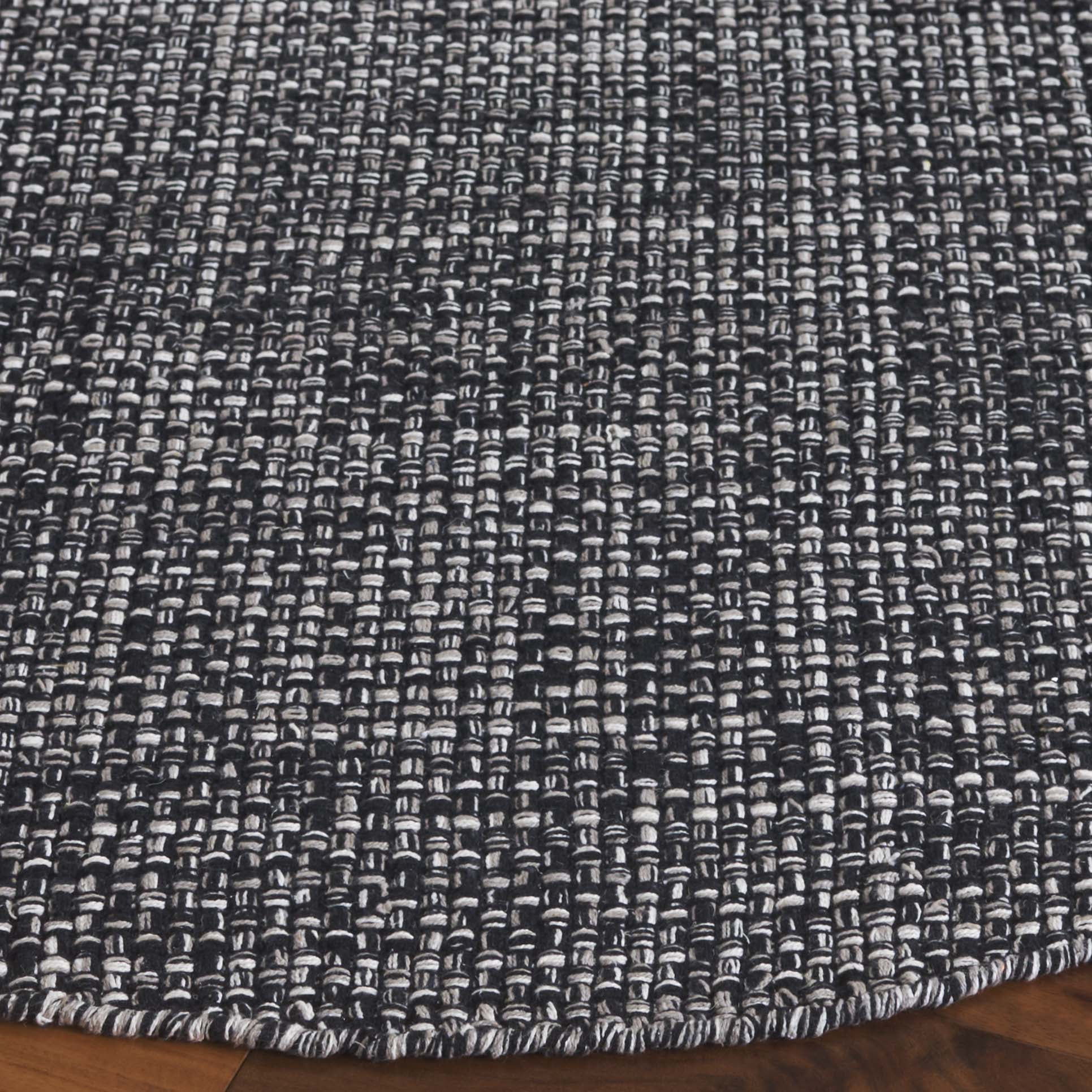 SAFAVIEH Montauk Ombre Solid Area Rug, Black, 6' x 6' Round