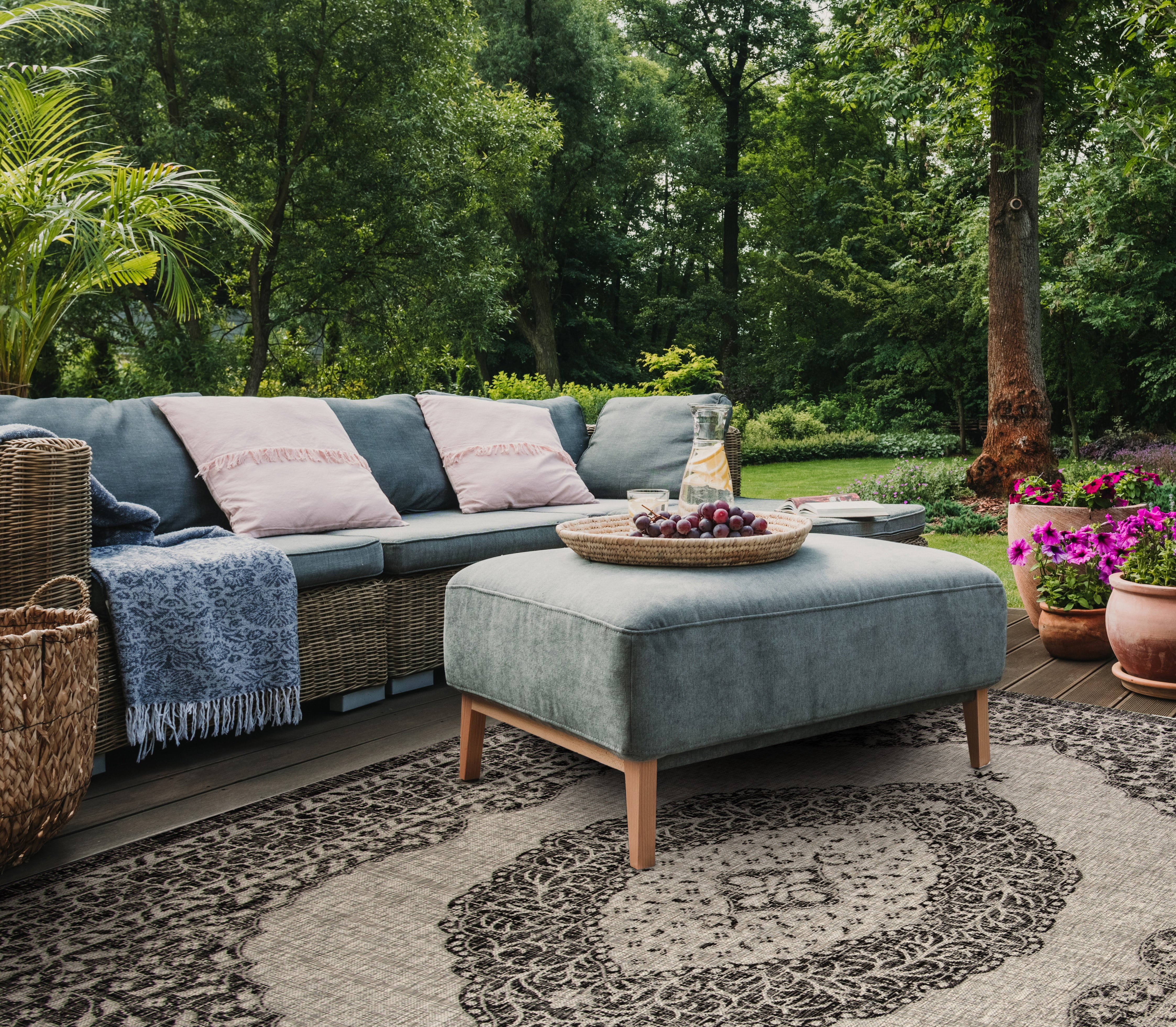 SAFAVIEH Courtyard Avi Traditional Indoor/Outdoor Area Rug, 5'3" x 7'7", Light Grey/Black