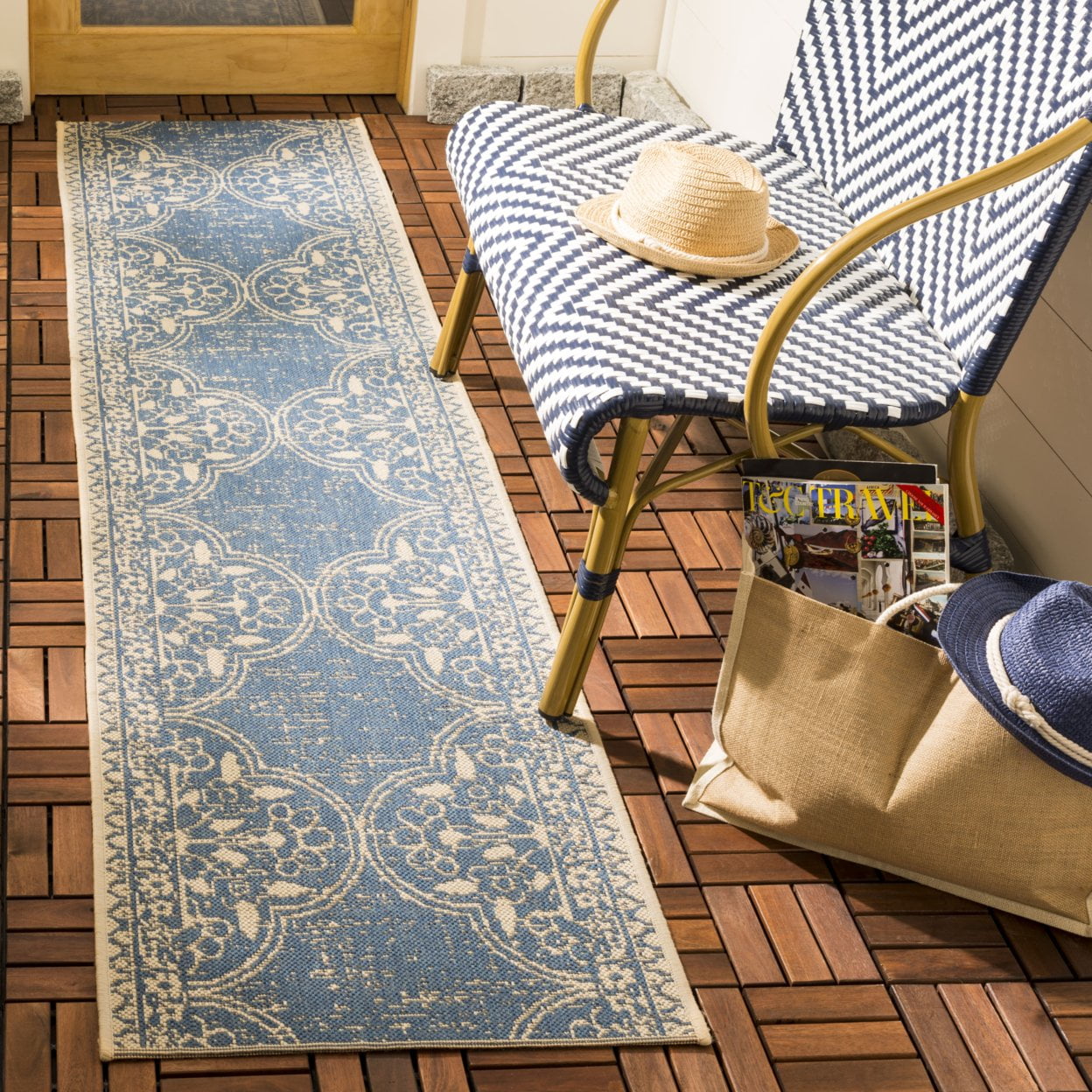 SAFAVIEH Beach House Kiaran Southwestern Indoor/Outdoor Area Rug Cream/Blue, 6'7" x 6'7" Round